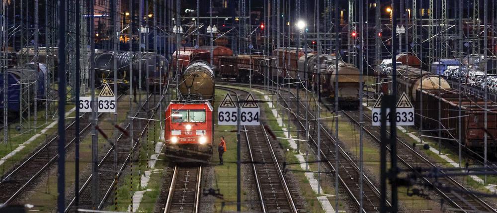 Ein Güterzug von DB Cargo wartet auf seine Abfahrt.