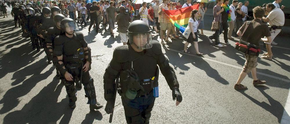 Ungarische Polizei bei einer Gay-Pride-Parade im Jahr 2008. 
