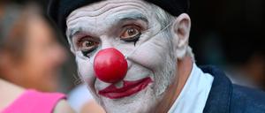 Was gibt’s hier eigentlich noch zu lachen? Ein Teilnehmer der Parade des „Festival Off Avignon“