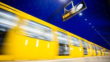 Eine U-Bahn fährt am U-Bahnhof Museumsinsel ein. (Symbolbild)