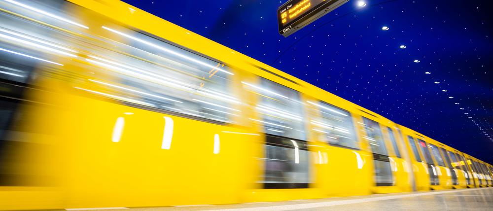 Eine U-Bahn fährt am U-Bahnhof Museumsinsel ein. (Symbolbild)