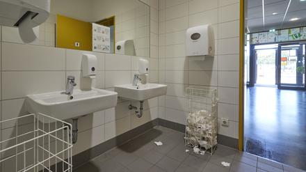 Waschbecken in einer Schultoilette 