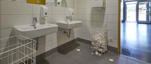 Waschbecken in einer Schultoilette 