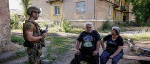 Iwan, 35, ukrainischer Polizist, überzeugt Serhij, 65, und Iryna, 54, Anwohner, die sich weigern, evakuiert zu werden, ihre Meinung zu ändern und die Stadt zu verlassen.