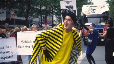 Berliner CSD 1998: Damenpose im Streifenlook.