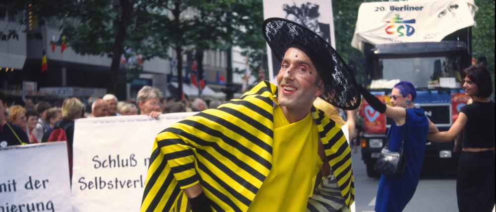 Berliner CSD 1998: Damenpose im Streifenlook.
