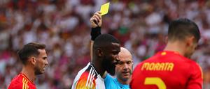 Fußball, UEFA Euro 2024, EM, Spanien - Deutschland, Finalrunde, Viertelfinale, Stuttgart Arena, Schiedsrichter Anthony Taylor (hinten) aus England zeigt Deutschlands Antonio Rüdiger (M) die gelbe Karte. +++ dpa-Bildfunk +++