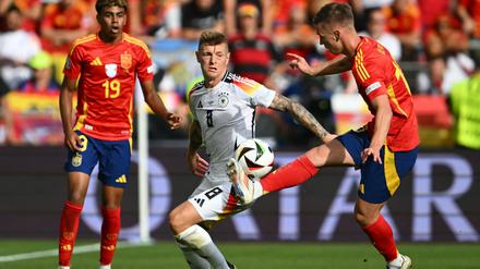 Toni Kroos (Mitte).