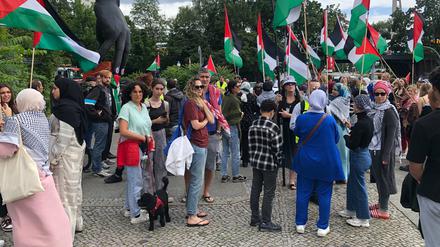 Kundgebung vor dem Gymnasium Tiergarten