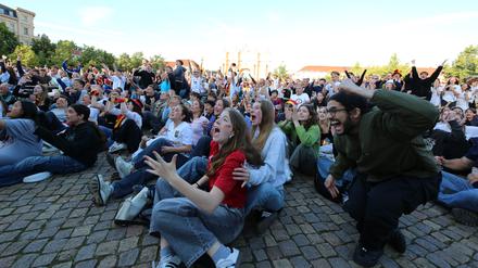 Public Viewing auf dem Luisenplatz in Potsdam.