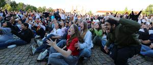 Public Viewing auf dem Luisenplatz in Potsdam.