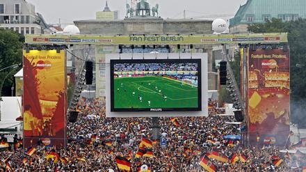 So sah es 2006 aus: Zehntausende feiern vor dem Brandenburger Tor in Berlin.