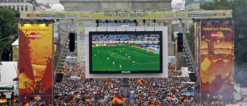 So sah es 2006 aus: Zehntausende feiern vor dem Brandenburger Tor in Berlin.