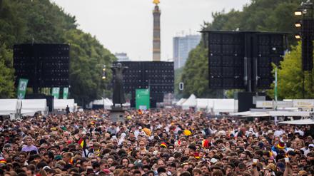 Der Bezirk Mitte streitet weiter mit dem Senat um die Sondernutzung von Flächen für die Fanmeile bei der EM.
