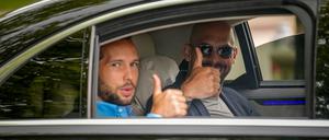 Der Influencer Andrew Tate (rechts) und sein Bruder Tristan dürfen Rumänien verlassen, müssen aber in der EU bleiben (Archivbild).