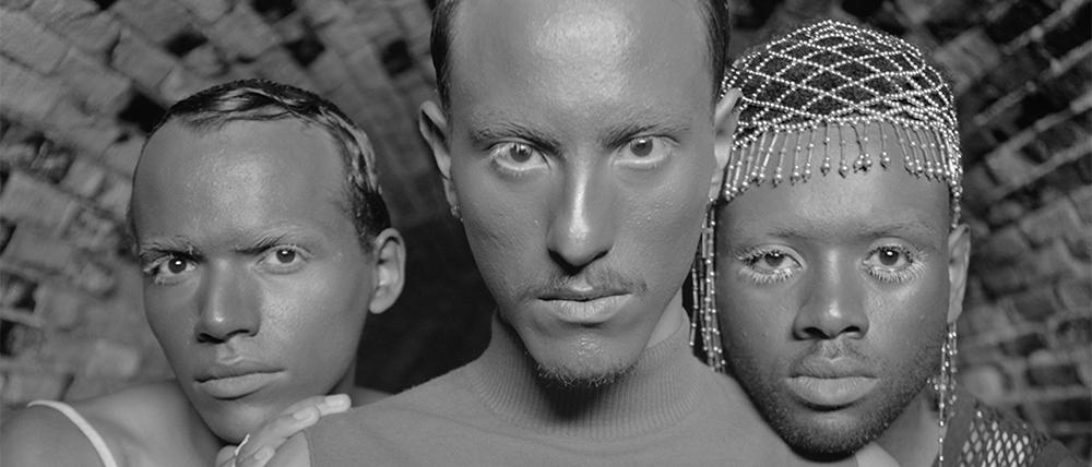 In Luiz Roques Video „S“ treten die Performer Ivy Monteiro, Lucas Abe, Féélix Pimenta auf.