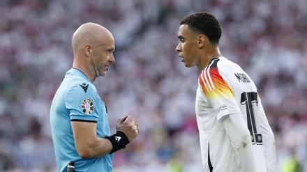 Dem englischen Schiedsrichter Anthony Taylor – hier mit Jamal Musiala  – werden schwere Vorwürfe gemacht.