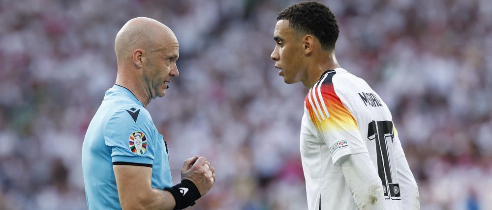 Dem englischen Schiedsrichter Anthony Taylor – hier mit Jamal Musiala  – werden schwere Vorwürfe gemacht.
