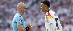 Dem englischen Schiedsrichter Anthony Taylor – hier mit Jamal Musiala  – werden schwere Vorwürfe gemacht.