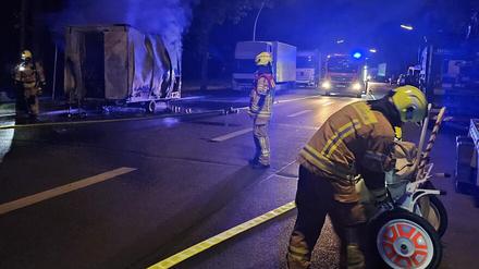 In Berlin-Reinickendorf hat in der Nacht ein Imbisswagen gebrannt. Die Feuerwehr konnte den Brand löschen.