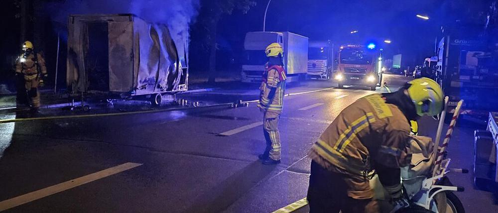 In Berlin-Reinickendorf hat in der Nacht ein Imbisswagen gebrannt. Die Feuerwehr konnte den Brand löschen.