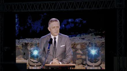 Zum ersten Mal nach einem auf ihn verübten Attentat hat sich der slowakische Ministerpräsident Robert Fico wieder in der Öffentlichkeit gezeigt.