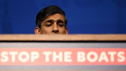 Noch-Premier Sunak spricht auf einer Pressekonferenz über das Urteil des britischen Obersten Gerichtshof, der die Ruanda-Lösung verbot.
