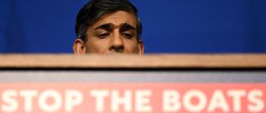 Noch-Premier Sunak spricht auf einer Pressekonferenz über das Urteil des britischen Obersten Gerichtshof, der die Ruanda-Lösung verbot.