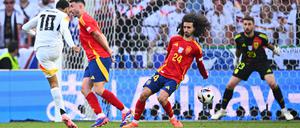 Spaniens Marc Cucurella blockt den Ball im Strafraum mit der Hand.