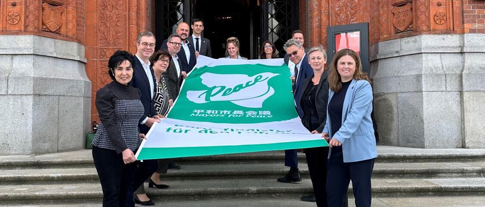 Weiße Taube auf grünem Grund: So sieht die Flagge der Bürgermeister aus.