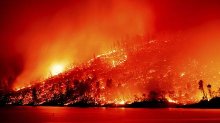 Ein großes Feuer brennt am 2. Juli oberhalb des Lake Oroville in Kalifornien.