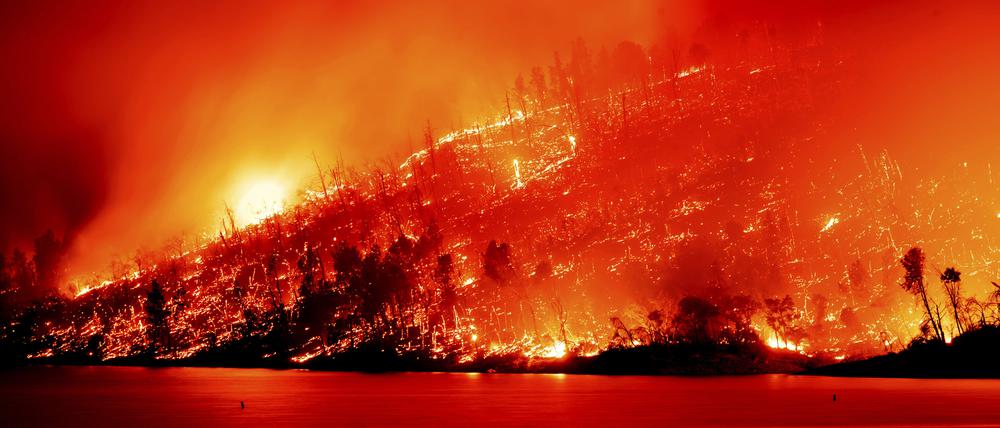 Ein großes Feuer brennt am 2. Juli oberhalb des Lake Oroville in Kalifornien.