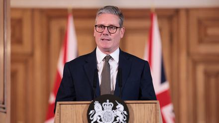 Sir Keir Starmer, neuer Premierminister von Großbritannien spricht während einer Pressekonferenz nach seiner ersten Kabinettssitzung in der 10 Downing Street. 