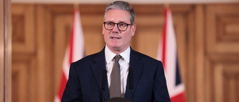 Sir Keir Starmer, neuer Premierminister von Großbritannien spricht während einer Pressekonferenz nach seiner ersten Kabinettssitzung in der 10 Downing Street.