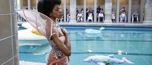 03.07.2024, Berlin: Ein Model zeigt eine Kreationen des Labels Kitschy Couture im Stadtbad Neukölln. Die Modenschau ist Teil der Berlin Fashion Week. Foto: Jens Kalaene/dpa +++ dpa-Bildfunk +++