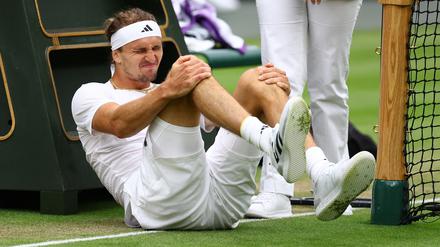 Alexander Zverev verletzte sich bei seinem Sturz unterhalb des linken Knies.