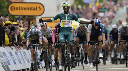 Biniam Girmay siegt knapp vor dem Belgier Jasper Philipsen.