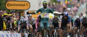 Biniam Girmay siegt knapp vor dem Belgier Jasper Philipsen.