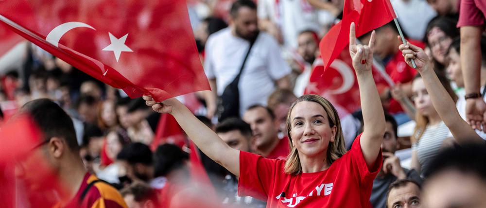 Türkische Fans vor dem Spiel im Olympiastadion