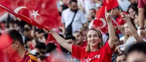 Türkische Fans vor dem Spiel im Olympiastadion