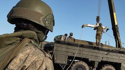 Russische Truppen bereiten einen Raketenwerfer für gemeinsame russisch-belarussische Übungen vor, bei denen das Militär für den Einsatz taktischer Atomwaffen trainiert werden soll (Symbolbild).
