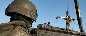 Soldaten der chinesischen Volksbefreiungsarmee sind für eine Truppenübung in Belarus. Zuvor war das Land der „Shanghaier Organisation für Zusammenarbeit“ beigetreten. Auf diesem vom Pressedienst des russischen Verteidigungsministeriums via AP veröffentlichten Videostandbild bereiten russische Truppen einen Raketenwerfer für gemeinsame russisch-belarussische Übungen vor, bei denen das Militär für den Einsatz taktischer Atomwaffen trainiert werden soll.