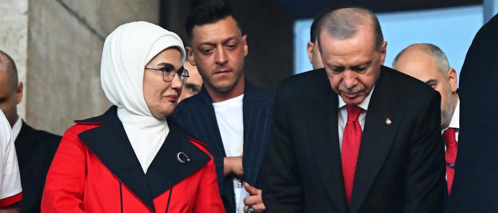 Der ehemalige deutsche Nationalspieler Mesut Özil (m.) steht hinter dem türkischen Präsidenten Recep Tayyip Erdogan und dessen Frau Emine Erdogan auf der Tribüne im Berliner Olympiastadion.