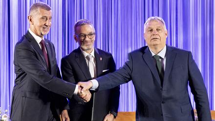 Orban (r), Kickl (M) und Babis (l) geben in Wien den Startschuss für das Bündnis „Patrioten für Europa“.
