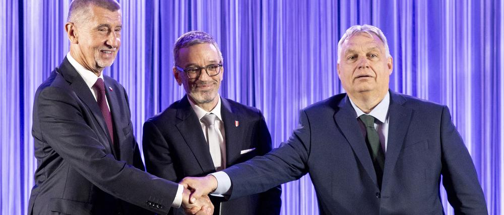 Orban (r), Kickl (M) und Babis (l) geben in Wien den Startschuss für das Bündnis „Patrioten für Europa“.