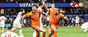Wout Weghorst und Xavi Simons feiern das 2:1 der Niederländer.