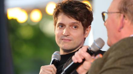 Autor Benedict Wells und Moderator Denis Scheck während des Festivals Lit:Potsdam im Park der Villa Jacobs.