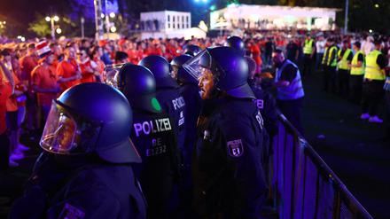 Soccer Football - Euro 2024 - Fans gather for Netherlands v Turkey - Berlin, Germany - July 6, 2024
Police officers form a line after Turkey and Netherlands fans clash as watch the match in a fanzone at the Brandenburg gate in Berlin REUTERS/Liesa Johannssen