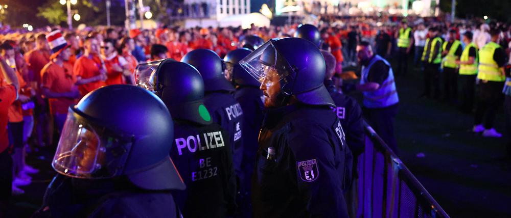 Soccer Football - Euro 2024 - Fans gather for Netherlands v Turkey - Berlin, Germany - July 6, 2024
Police officers form a line after Turkey and Netherlands fans clash as watch the match in a fanzone at the Brandenburg gate in Berlin REUTERS/Liesa Johannssen
