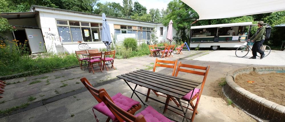 Lottenhof - Stadtteilnetzwerk Potsdam West. Auf dem lebendigen Gartengelände „Lottenhof“ an der Ecke Geschwister-Scholl-Straße/Kastanienallee entsteht ein neues soziokulturelles Nachbarschaftshaus für Potsdam-West.